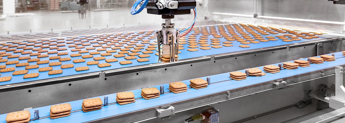 The biscuits are pre-grouped for the Flowmodul via pick & place.